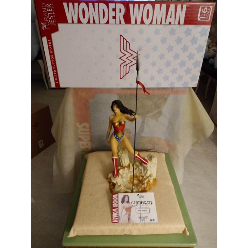 Scultura WONDER WOMAN c/ LANCIA H. 52  cm IN EDIZIONE LIMITATA